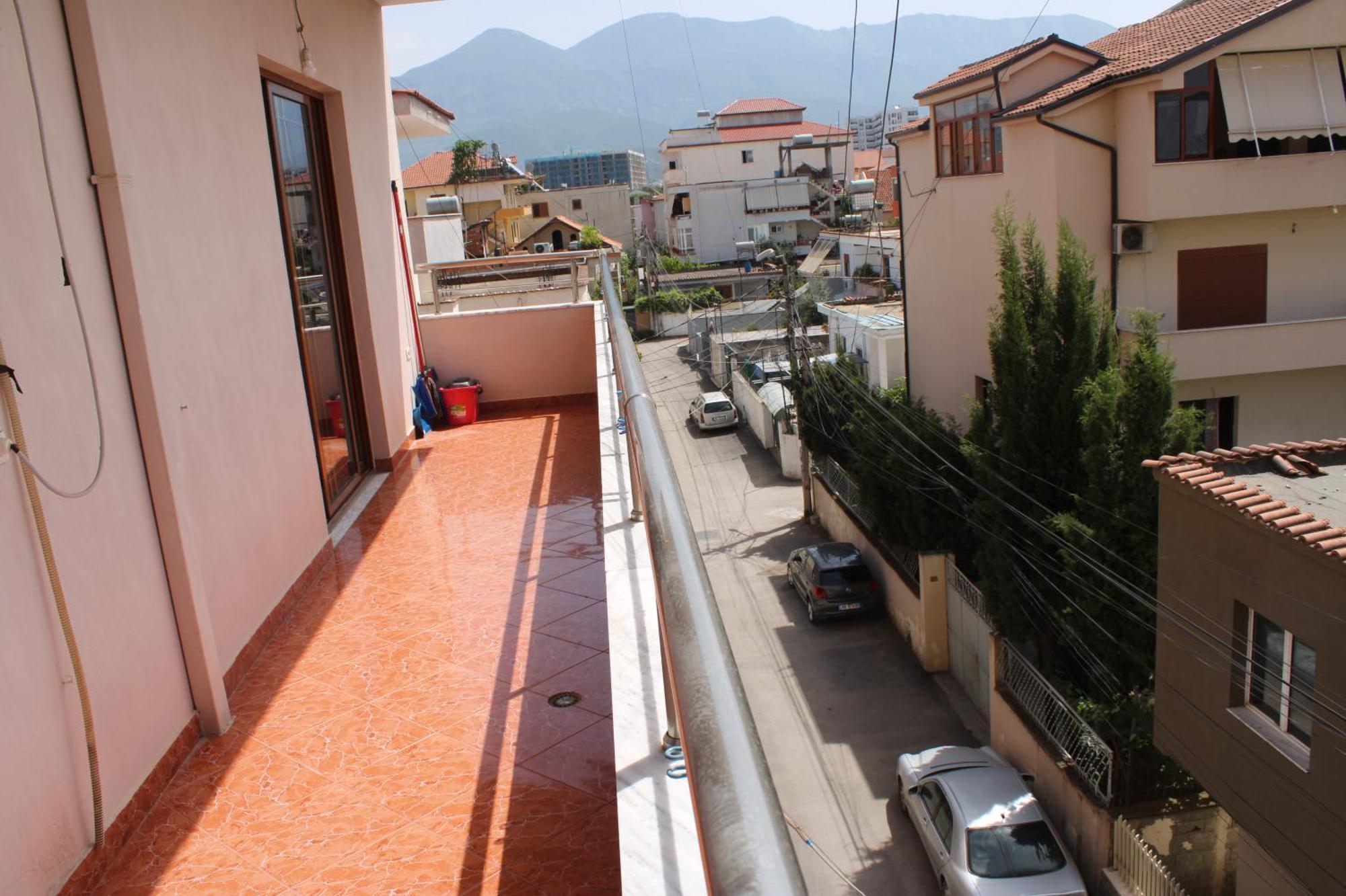 Crew Hostel Тирана Экстерьер фото