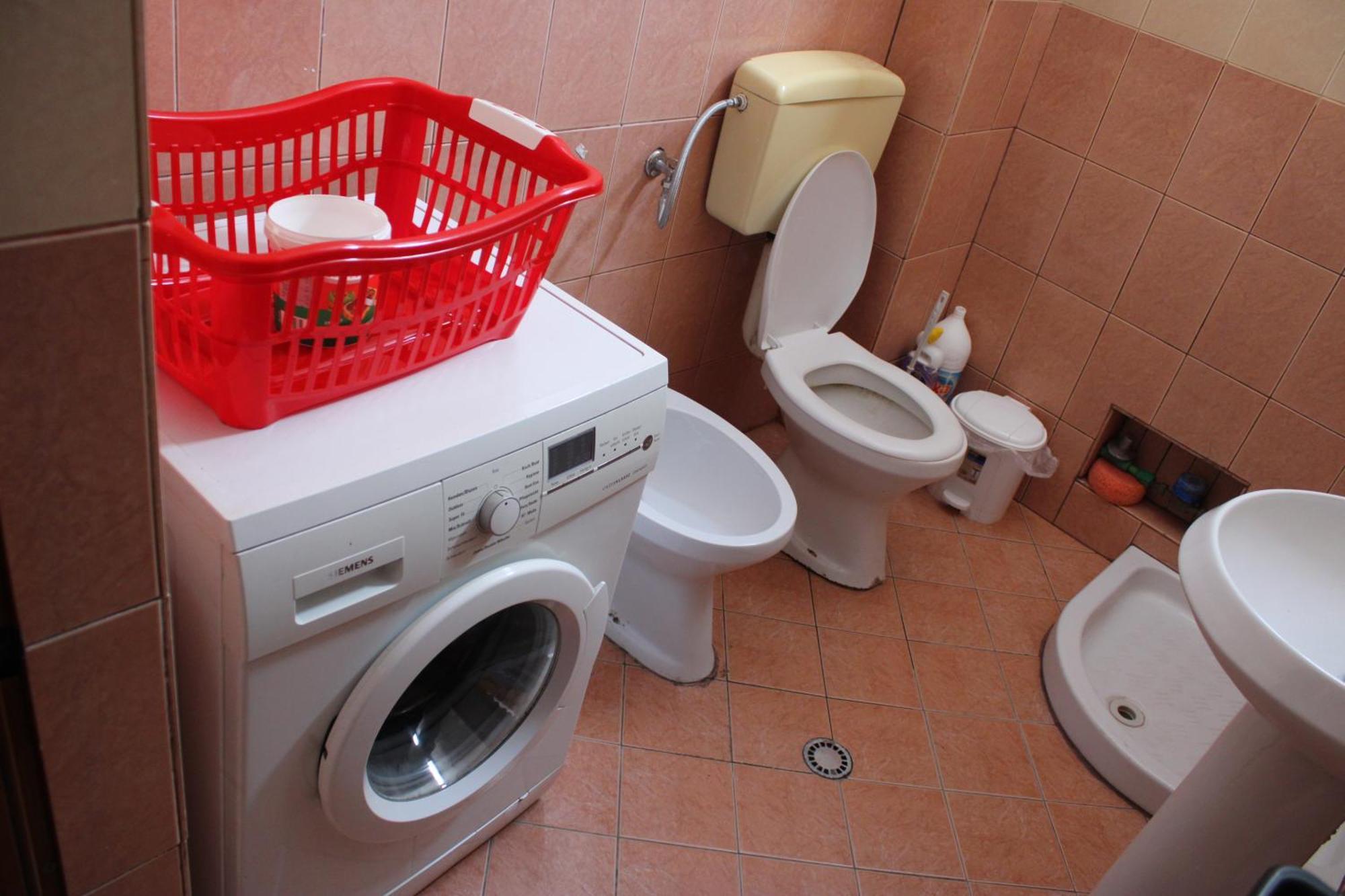 Crew Hostel Тирана Экстерьер фото