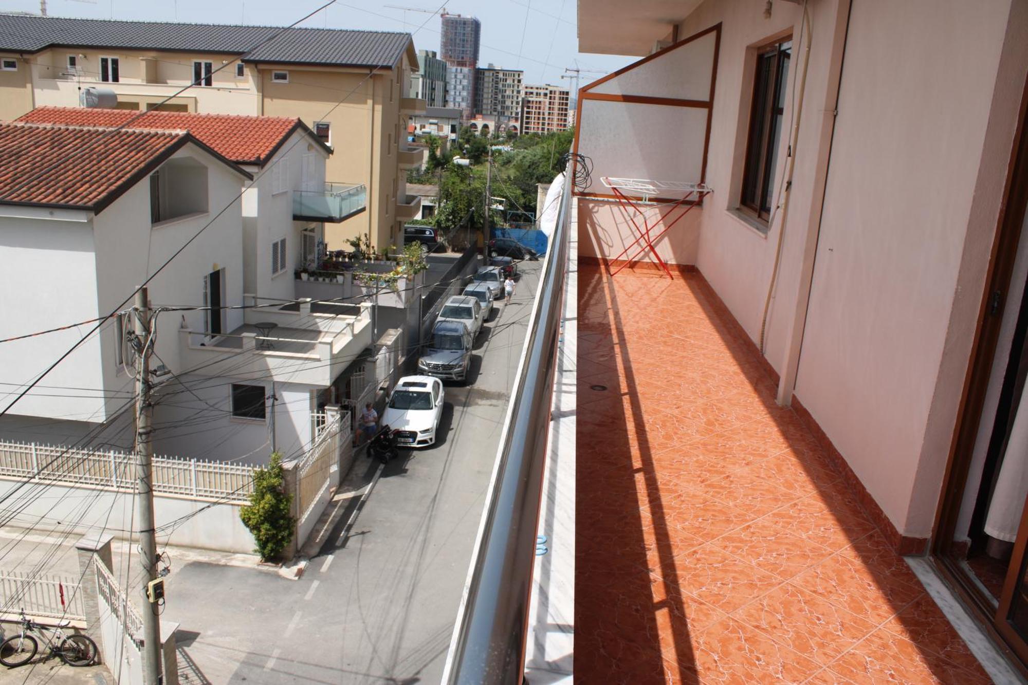 Crew Hostel Тирана Экстерьер фото